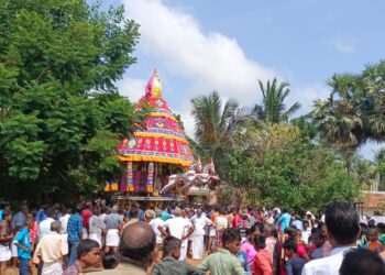 தூத்துக்குடி அரசு பள்ளிகளில் மாணவர்கள் சேர்க்கையை அதிகரிப்பது குறித்து விழிப்புணர்வு கலை நிகழ்ச்சி!!     அமைச்சர், மேயருக்கு கல்தா கொடுத்த கல்வி அதிகாரி!!     கல்வி அமைச்சரிடம் புகார் தெரிவிப்பதாக அமைச்சர் கீதா ஜீவன் ஆவேசம்!!