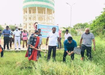 தூத்துக்குடி மாநகராட்சி பகுதியில் மின்னல் வேகத்தில் தூய்மை பணிகள்!!   அமைச்சர், கலெக்டர், மேயர், ஆணையர், நேரடியாக களம் இறங்கி அசத்தல்!!