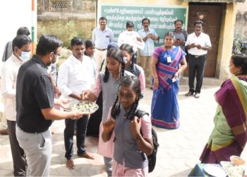கோடை விடுமுறைக்கு பின் பள்ளிகள் திறப்பு – மாணவா்களுக்கு இனிப்புகள், பூக்கள் கொடுத்து வரவேற்பு