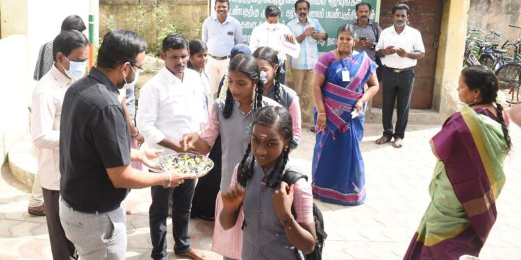 கோடை விடுமுறைக்கு பின் பள்ளிகள் திறப்பு – மாணவா்களுக்கு இனிப்புகள், பூக்கள் கொடுத்து வரவேற்பு