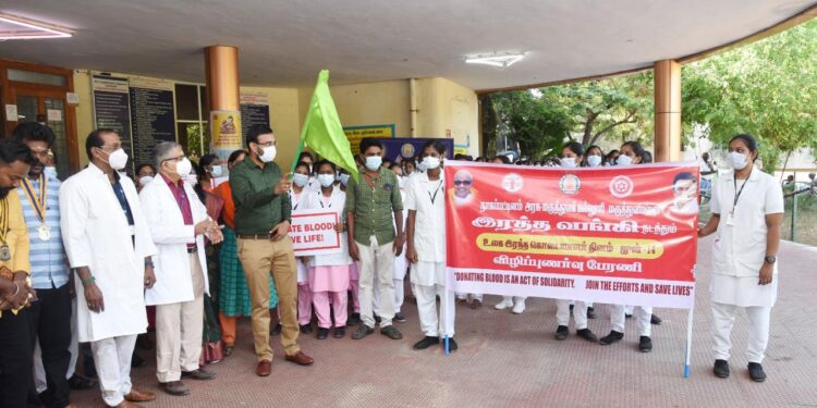 நாகை அரசு மருத்துவக் கல்லூரிய மருத்துவமனையில் ரத்த தானம் அளிப்போர் தின விழிப்புணர்வு பேரணி – மாவட்ட ஆட்சியர் அருண்தம்புராஜ் துவக்கி வைப்பு