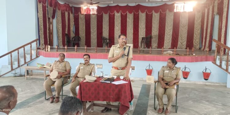 வேதாரண்யத்தில் வேதாரணியம் உட்கோட்ட மாவட்ட துணை கண்காணிப்பாளர் தலைமையில் கந்துவட்டி சம்பந்தமான விழிப்புணர்வு கூட்டம் நடைபெற்றது.