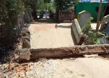 நாகை மாவட்டம் கீழ்வேளூர் அருகே உடைந்த வாய்க்கால் பாலம் சீரமைக்கப்படுமா?