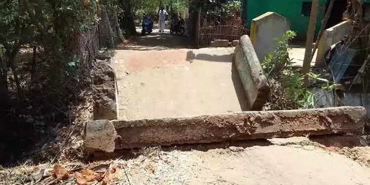 நாகை மாவட்டம் கீழ்வேளூர் அருகே உடைந்த வாய்க்கால் பாலம் சீரமைக்கப்படுமா?