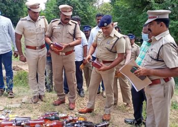 கிருஷ்ணகிரி மாவட்டத்தில்   கர்நாடகத்தில் இருந்து கடத்தி வந்த  10 லட்சம் மதிப்பிலான    7 ஆயிரம் மது பாட்டில்கள் அழிப்பு!!  மாவட்ட எஸ்பி அதிரடி நடவடிக்கை!!