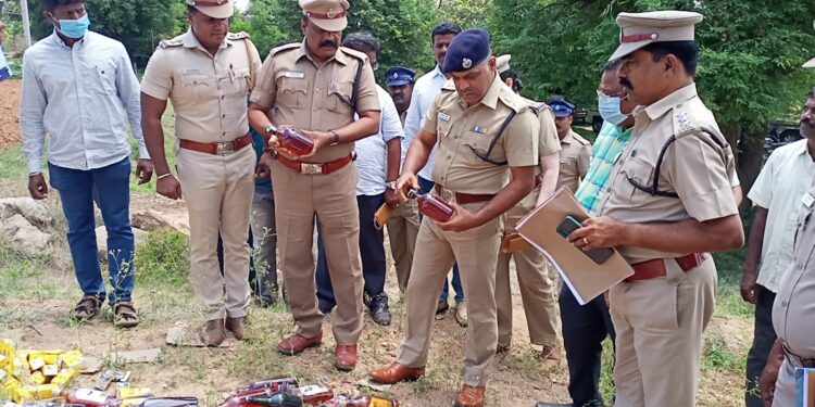 கிருஷ்ணகிரி மாவட்டத்தில் கர்நாடகத்தில் இருந்து கடத்தி வந்த 10 லட்சம் மதிப்பிலான 7 ஆயிரம் மது பாட்டில்கள் அழிப்பு!! மாவட்ட எஸ்பி அதிரடி நடவடிக்கை!!