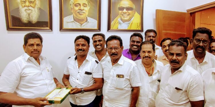 அமைச்சர் அனிதா ராதாகிருஷ்ணனிடம் வாழ்த்துப் பெற்ற மாப்பிள்ளையூரணி பஞ்சாயத்து தலைவர் சரவணக்குமார்!!