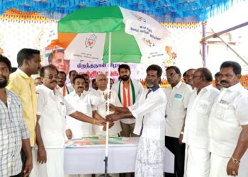 அமைச்சர் அனிதா ராதாகிருஷ்ணனிடம் வாழ்த்துப் பெற்ற மாப்பிள்ளையூரணி பஞ்சாயத்து தலைவர் சரவணக்குமார்!!