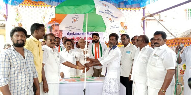 அமைச்சர் அனிதா ராதாகிருஷ்ணனிடம் வாழ்த்துப் பெற்ற மாப்பிள்ளையூரணி பஞ்சாயத்து தலைவர் சரவணக்குமார்!!