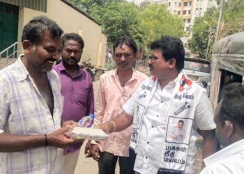 கமலஹாசன் விக்ரம் படம் வெற்றியை முன்னிட்டு தூத்துக்குடியில்  ஏழை எளிய மக்களுக்கு பிரியாணி மாவட்டச் செயலாளர்  ஜவஹர் வழங்கினார்.