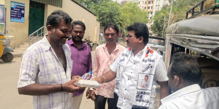 கமலஹாசன் விக்ரம் படம் வெற்றியை முன்னிட்டு தூத்துக்குடியில்  ஏழை எளிய மக்களுக்கு பிரியாணி மாவட்டச் செயலாளர்  ஜவஹர் வழங்கினார்.