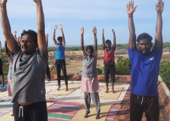 வேதாரண்யத்தை அடுத்த கோடியக்கரையில் சர்வதேச யோகா தினத்தை முன்னிட்டு யோகாசனம் பற்றிய விழிப்புணர்வு பயிற்சி 