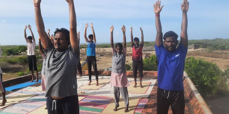 வேதாரண்யத்தை அடுத்த கோடியக்கரையில் சர்வதேச யோகா தினத்தை முன்னிட்டு யோகாசனம் பற்றிய விழிப்புணர்வு பயிற்சி 