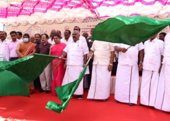 இலங்கைக்கு நிவாரணப் பொருட்களை ஏற்றிக் கொண்ட இரண்டாம் கப்பலை தூத்துக்குடி வ.உ.சி. துறைமுகத்தில் இருந்து 4  அமைச்சர்கள்  கொடியசைத்து அனுப்பி வைத்தனர்.