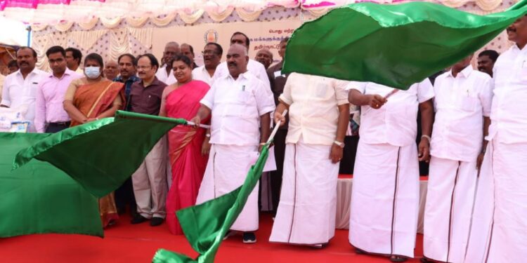 இலங்கைக்கு நிவாரணப் பொருட்களை ஏற்றிக் கொண்ட இரண்டாம் கப்பலை தூத்துக்குடி வ.உ.சி. துறைமுகத்தில் இருந்து 4  அமைச்சர்கள்  கொடியசைத்து அனுப்பி வைத்தனர்.