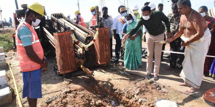 அதிவேக அலைக்கற்றை வழக்குதல் பணிக்கான பூமி பூஜை – மாவட்ட ஆட்சியா் அருண்தம்புராஜ் தொடங்கி வைத்தார்