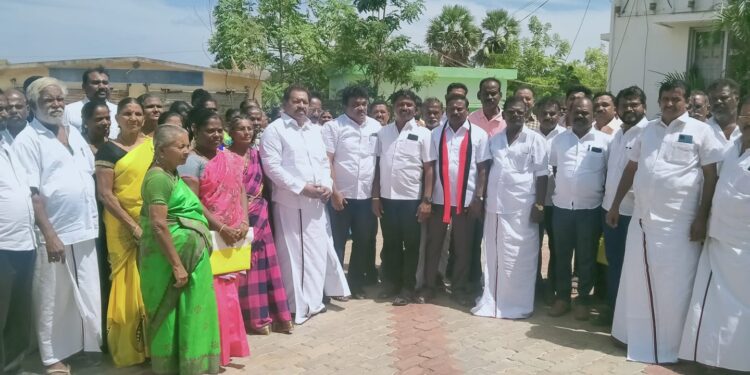 பொதுமக்கள் மற்றும்  கட்சித் தொண்டர்கள் படைசூழ   மாப்பிள்ளையூரணி திமுக வேட்பாளர் தொம்மை சேவியர் சண்முகையா எம்.எல்.ஏ முன்னிலையில் வேட்பு மனு தாக்கல் செய்தார்.