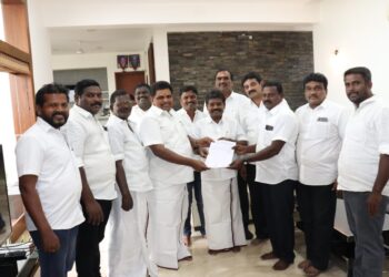 மாப்பிள்ளையூரணி திமுக வேட்பாளர் தொம்மை சேவியர் அமைச்சர் அனிதா ராதாகிருஷ்ணிடம் வாழ்த்து பெற்றார்.