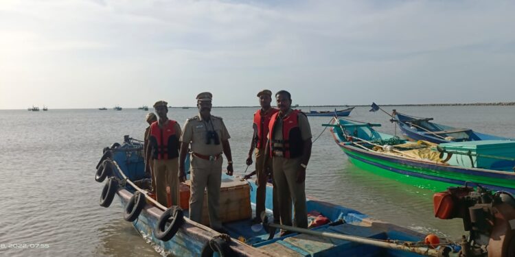 வேதாரண்யத்தை அடுத்த ஆறுகாட்டுத்துறையில் சாகர் கவாச் பாதுகாப்பு ஒத்திகை நடைபெற்றது.