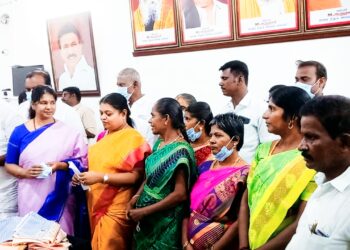 விளாத்திகுளம் தொகுதிக்குட்பட்ட   15 ஊராட்சி மன்ற தலைவர்கள் கனிமொழி எம்பி முன்னிலையில் திமுகவில் இணைந்தனர்!! 