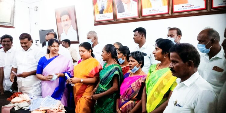 விளாத்திகுளம் தொகுதிக்குட்பட்ட   15 ஊராட்சி மன்ற தலைவர்கள் கனிமொழி எம்பி முன்னிலையில் திமுகவில் இணைந்தனர்!! 