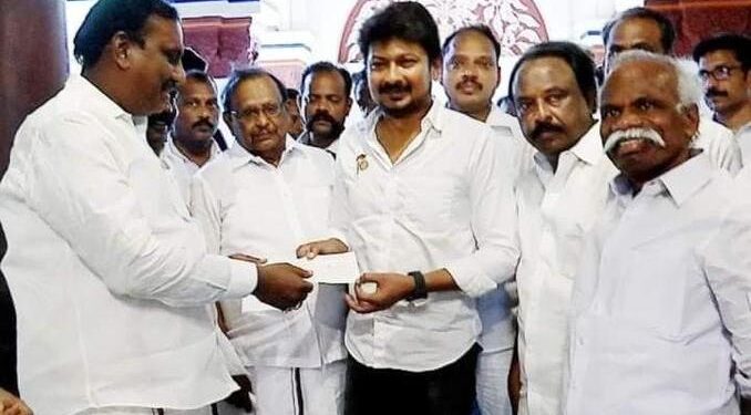 கல்வி மற்றும் மருத்துவ சேவை பணிகளுக்காக திமுக இளைஞரணி அறக்கட்டளைக்கு ரூ.5 லட்சத்திற்கான காசோலை – உதயநிதி ஸ்டாலினிடம் பி.டி.அரசகுமார் வழங்கினார்.