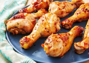 திருச்செந்தூரில் ஓட்டல்களில்  உணவு பாதுகாப்பு துறை அதிகாரிகள் அதிரடி சோதனை நடத்தி, கெட்டுப்போன கோழி இறைச்சி, இறால் ஆகியவற்றை பறிமுதல்