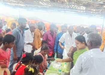 தூத்துக்குடி புனித சந்தியாகப்பர் ஆலய 30ம் ஆண்டு திருவிழா அசன விருந்தை அமைச்சர் கீதாஜீவன் மேயர் ஜெகன் பெரியசாமி துவக்கி வைத்தனர்.