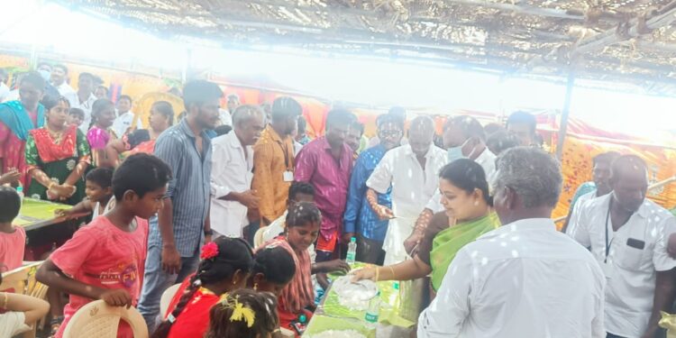 தூத்துக்குடி புனித சந்தியாகப்பர் ஆலய 30ம் ஆண்டு திருவிழா அசன விருந்தை அமைச்சர் கீதாஜீவன் மேயர் ஜெகன் பெரியசாமி துவக்கி வைத்தனர்.