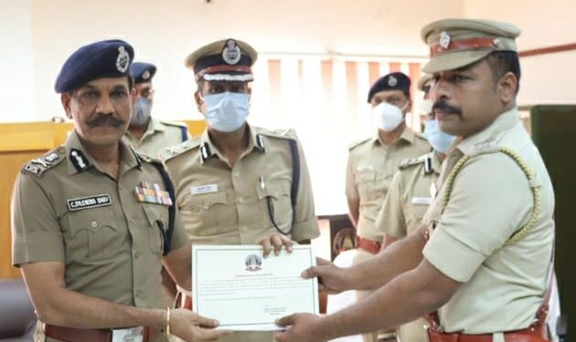 சிறப்பாக பணியாற்றிய தூத்துக்குடி காவல்துறையினருக்கு டிஜிபி சைலேந்திரபாபு சான்றிதழ் வழங்கி பாராட்டு!!