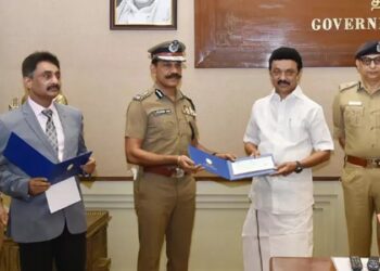 இலங்கை மக்களுக்கு தமிழக போலீசாரின் நிவாரண நிதி!  முதல்-அமைச்சர் மு.க.ஸ்டாலினிடம் தமிழக போலீஸ் டி.ஜி.பி. சைலேந்திரபாபு வழங்கினார்.