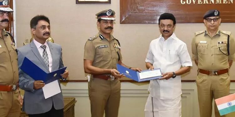 இலங்கை மக்களுக்கு தமிழக போலீசாரின் நிவாரண நிதி!  முதல்-அமைச்சர் மு.க.ஸ்டாலினிடம் தமிழக போலீஸ் டி.ஜி.பி. சைலேந்திரபாபு வழங்கினார்.