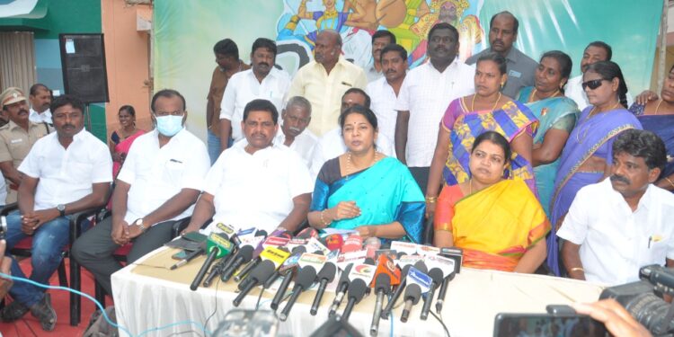 நெய்தல் விழாவை முன்னிட்டு மாப்பிள்ளையூரணி ஊராட்சிக்கு உட்பட்ட கோமஸ்புரத்தில் சுவர் ஓவியம் வரைந்து கனிமொழி எம்பி துவக்கி வைத்தார். அமைச்சர்கள், சட்டமன்ற உறுப்பினர், மேயர், பஞ்சாயத்து தலைவர் ஆகியோர் பங்கேற்பு!!