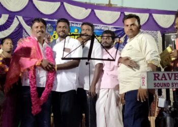 மாப்பிள்ளையூரணி காந்திநகர் சந்தனமாரியம்மன் கோவில் கொடை விழா:   பஞ்சாயத்து தலைவர் சரவணக்குமார் கலந்து கொண்டு இன்னிசை கச்சேரியை துவக்கி வைத்தார்.