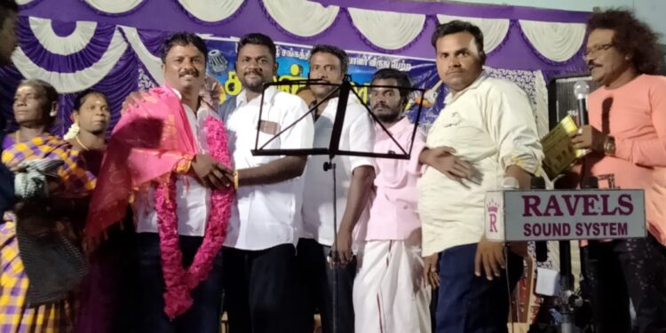 மாப்பிள்ளையூரணி காந்திநகர் சந்தனமாரியம்மன் கோவில் கொடை விழா: பஞ்சாயத்து தலைவர் சரவணக்குமார் கலந்து கொண்டு இன்னிசை கச்சேரியை துவக்கி வைத்தார்.