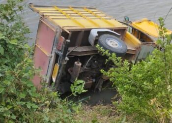 வேதாரண்யத்தை அடுத்த தகடூரில் முள்ளிவாய்க்காலில் லோடு ஆட்டோ கவிழ்ந்து ஆட்டோ ஓட்டுனர் பலி 