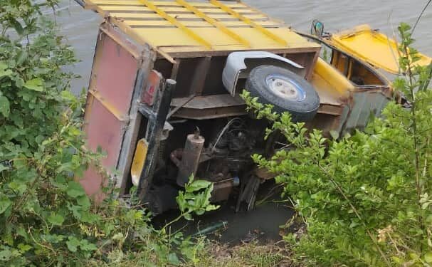 வேதாரண்யத்தை அடுத்த தகடூரில் முள்ளிவாய்க்காலில் லோடு ஆட்டோ கவிழ்ந்து ஆட்டோ ஓட்டுனர் பலி 