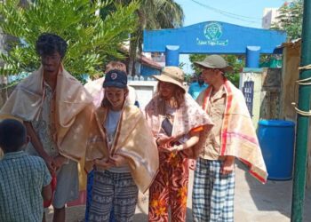 நாகை கிராமப்புற பள்ளியின் மேம்பாட்டு பணியில் ஈடுபட்ட பிரான்ஸ் நாட்டு கல்லூரி மாணவர்கள்.