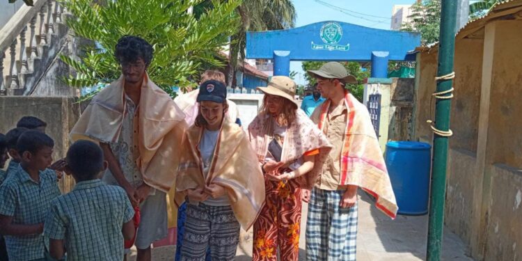 நாகை கிராமப்புற பள்ளியின் மேம்பாட்டு பணியில் ஈடுபட்ட பிரான்ஸ் நாட்டு கல்லூரி மாணவர்கள்.