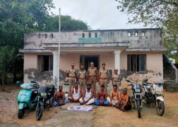 வேதாரண்யத்தை அடுத்த செம்போடை யில் ரூபாய் 90 லட்சம் மதிப்புள்ள மூன்றே முக்கால் கிலோ அம்பர்கிரீஸ் பறிமுதல் 6 பேர் கைது .