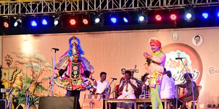 தமிழர்களின் கலை,மண் சார்ந்த வாழ்வியல் முறை, நினைவு கூறும் விதமாக கனிமொழி எம்.பி. முன்னெடுப்பில்  தூத்துக்குடியில் விடிய விடிய நடைபெற்ற நெய்தல் கலைவிழாவை காண அலைமோதிய மக்கள் கூட்டம் !!