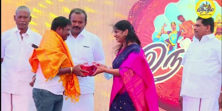 தமிழர்களின் கலை,மண் சார்ந்த வாழ்வியல் முறை, நினைவு கூறும் விதமாக கனிமொழி எம்.பி. முன்னெடுப்பில்  தூத்துக்குடியில் விடிய விடிய நடைபெற்ற நெய்தல் கலைவிழாவை காண அலைமோதிய மக்கள் கூட்டம் !!