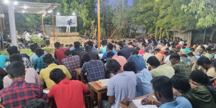 சீருடைப் பணியாளா் தோ்வுக்கான இலவச பயிற்சி : தூத்துக்குடி கின்ஸ் அகாடமியில் துவக்கம்!  300-க்கும் மேற்பட்ட இளைஞா்கள் பங்கேற்றனா்.