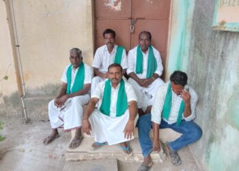 வேதாரண்யத்தில் அதிக அளவில் பாறாங்கற்களை ஏற்றி வந்த லாரிகளுக்கு அபராதம்