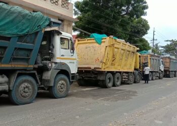 வேதாரண்யத்தில் அதிக அளவில் பாறாங்கற்களை ஏற்றி வந்த லாரிகளுக்கு அபராதம்