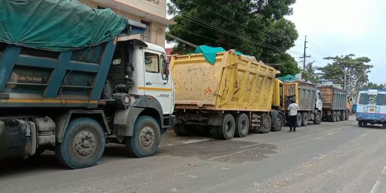 வேதாரண்யத்தில் அதிக அளவில் பாறாங்கற்களை ஏற்றி வந்த லாரிகளுக்கு அபராதம்