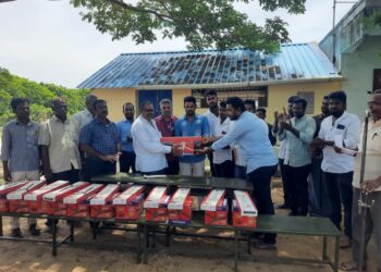 வேதாரண்யத்தில் அரசு மருத்துவமனை கட்டிட மேல்கூரையின் சிமெண்ட் காரை விழுந்து ஒருவர் காயம் .