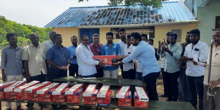 வேதாரண்யத்தில் அரசு மருத்துவமனை கட்டிட மேல்கூரையின் சிமெண்ட் காரை விழுந்து ஒருவர் காயம் .