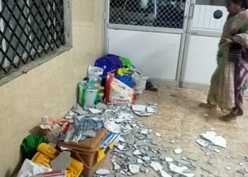 வேதாரண்யத்தில் அரசு மருத்துவமனை கட்டிட மேல்கூரையின் சிமெண்ட் காரை விழுந்து ஒருவர் காயம் .