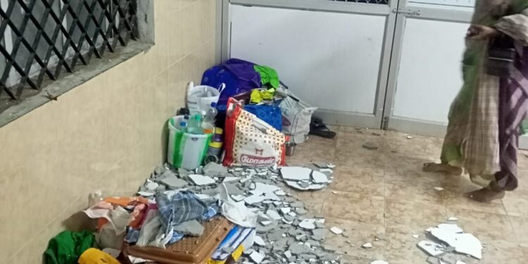 வேதாரண்யத்தில் அரசு மருத்துவமனை கட்டிட மேல்கூரையின் சிமெண்ட் காரை விழுந்து ஒருவர் காயம் .